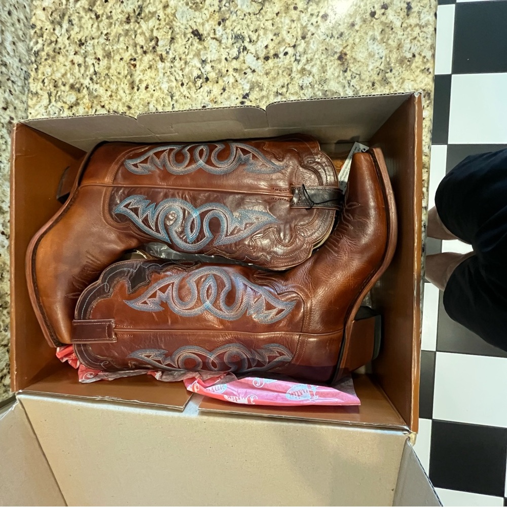 Ladies Justin size 8 boots. NWT, excellent  new condition